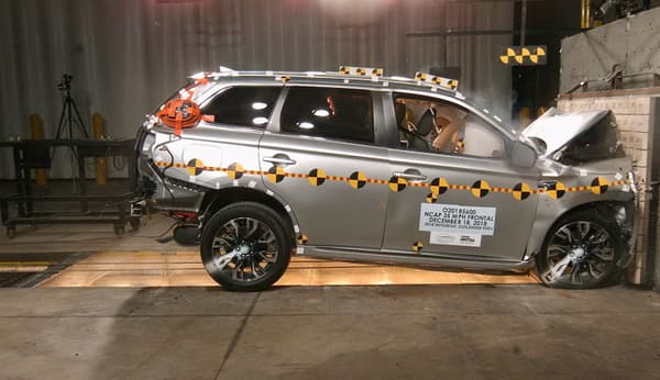 NHTSA Frontal impact test of the 2021 Mitsubishi Outlander