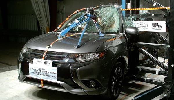 NHTSA Side pole test of the 2021 Mitsubishi Outlander