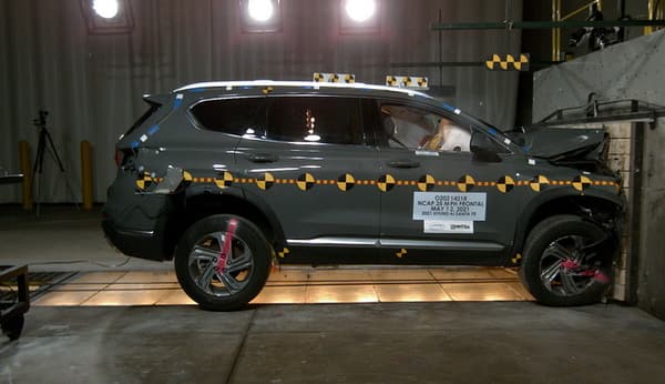 NHTSA Frontal impact test of the 2021 Hyundai Santa Fe