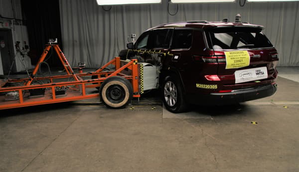 NHTSA Side impact test of the 2023 Jeep Grand Cherokee L
