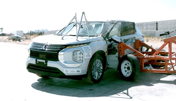 NHTSA Side impact test of the 2024 Mitsubishi Outlander