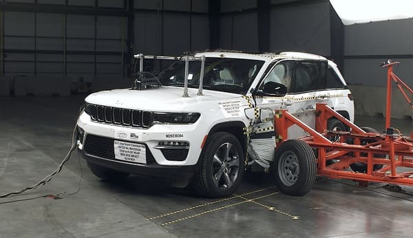 NHTSA Side impact test of the 2025 Jeep Grand Cherokee 4xe