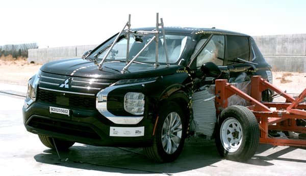 NHTSA Side impact test of the 2025 Mitsubishi Outlander