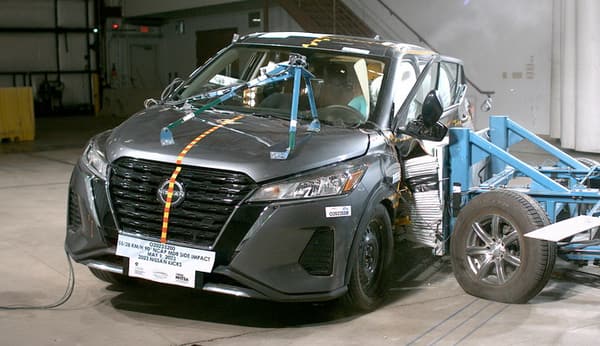 NHTSA Side impact test of the 2025 Nissan Kicks Play