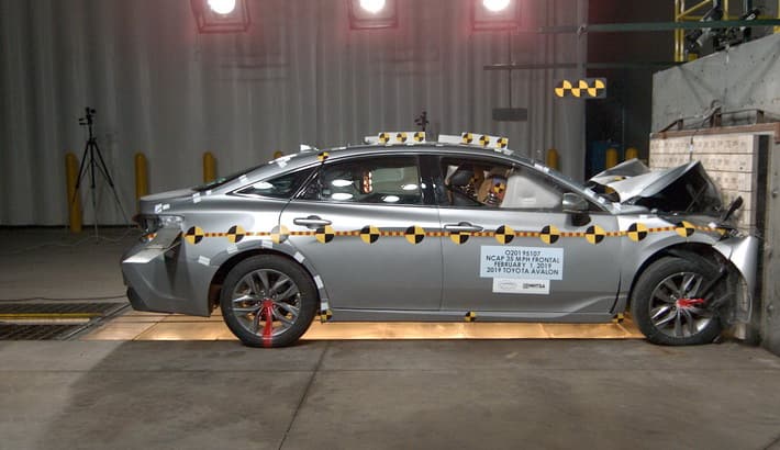 NHTSA crash test of the 2019 Toyota Avalon