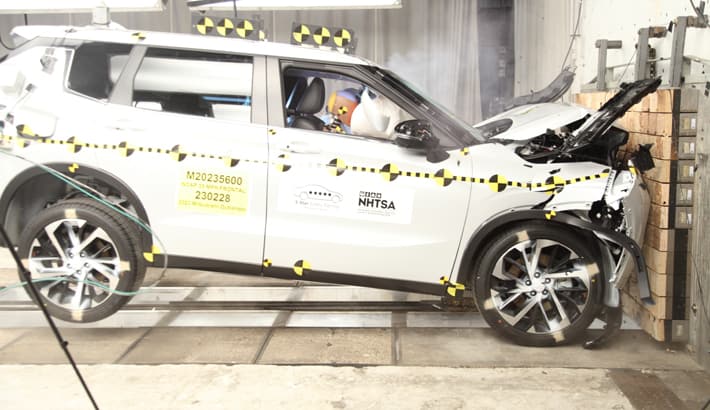 NHTSA crash test of the 2023 Mitsubishi Outlander