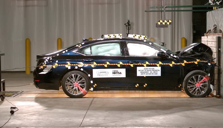NHTSA crash test of the 2023 Lexus ES 250
