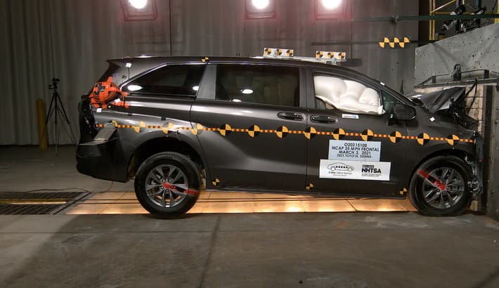 NHTSA crash test of the 2025 Toyota Sienna
