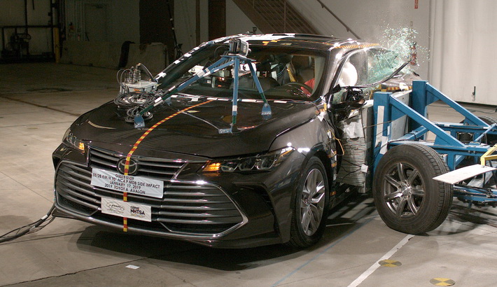 NHTSA Side impact test of the 2019 Toyota Avalon