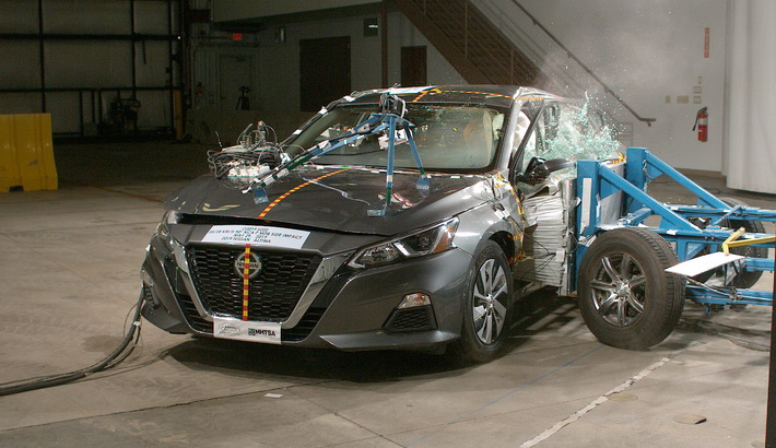 NHTSA Side impact test of the 2019 Nissan Altima