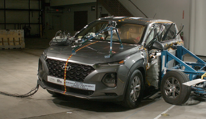 NHTSA Side impact test of the 2020 Hyundai Santa Fe