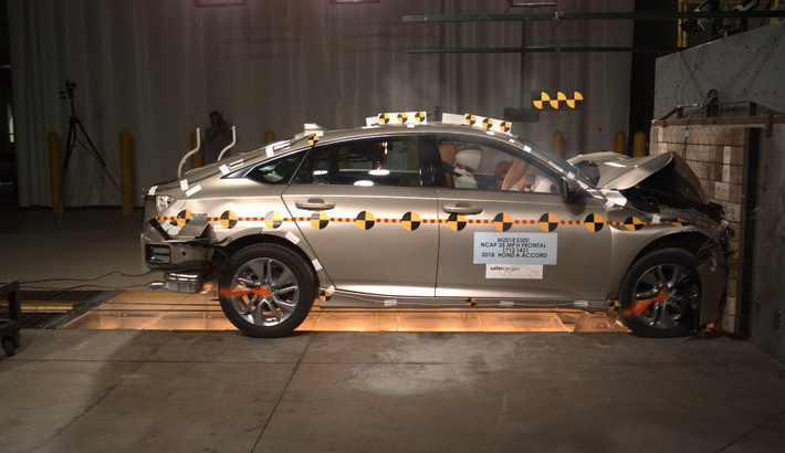 NHTSA crash test of the 2020 Honda Accord