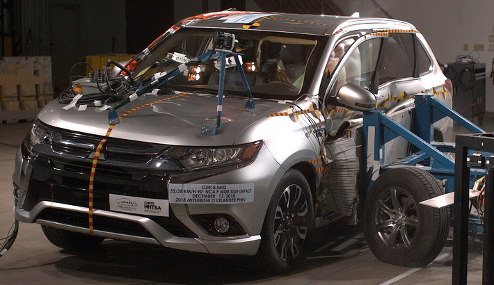 NHTSA Side impact test of the 2021 Mitsubishi Outlander