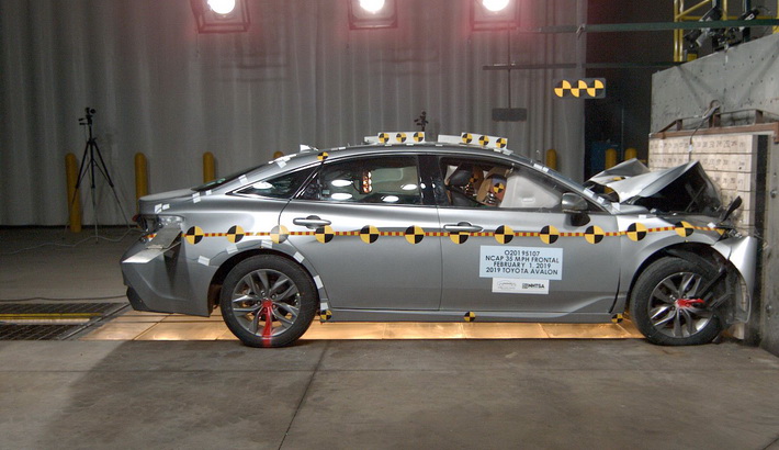 NHTSA crash test of the 2021 Toyota Avalon