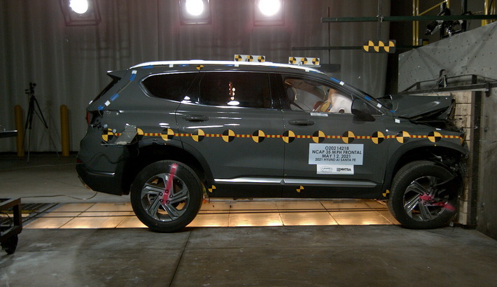 NHTSA crash test of the 2021 Hyundai Santa Fe