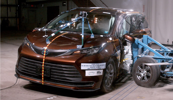 NHTSA Side impact test of the 2021 Toyota Sienna