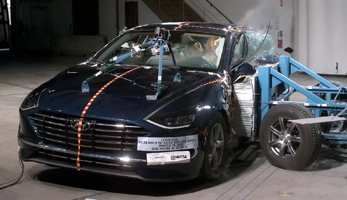 NHTSA Side impact test of the 2022 Hyundai Sonata