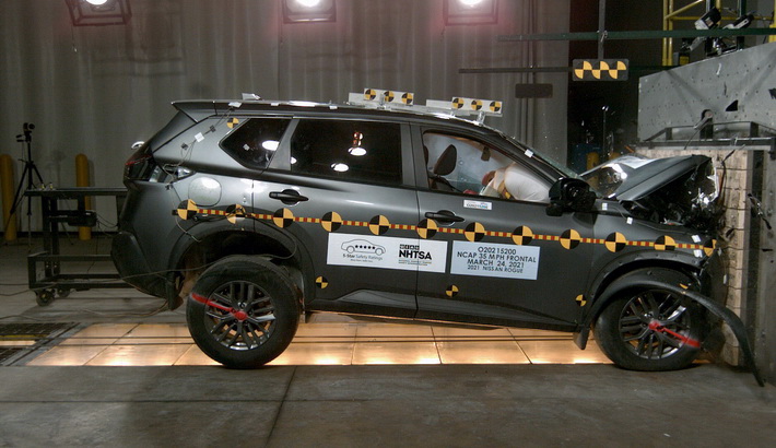 NHTSA crash test of the 2021 Nissan Rogue