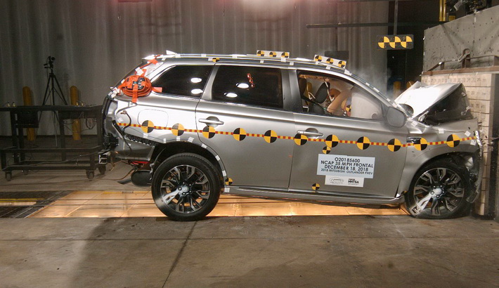 NHTSA crash test of the 2022 Mitsubishi Outlander