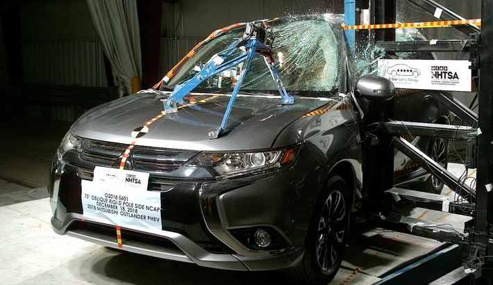 NHTSA Side pole test of the 2022 Mitsubishi Outlander