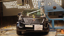 NHTSA Side pole test of the 2022 Cadillac Xt5