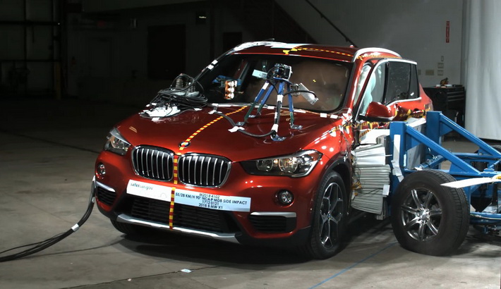 NHTSA Side impact test of the 2022 BMW X1