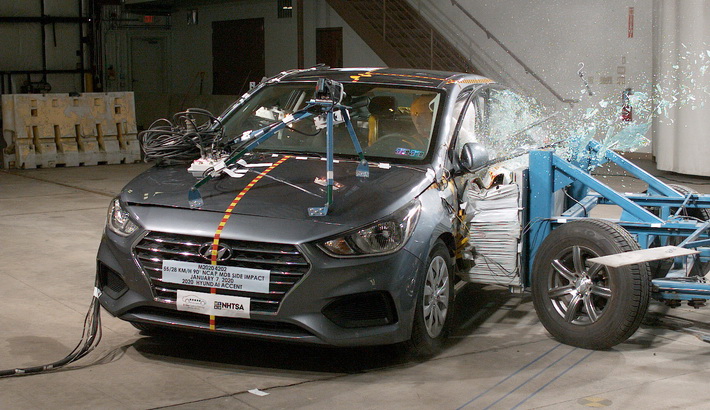 NHTSA Side impact test of the 2022 Hyundai Accent