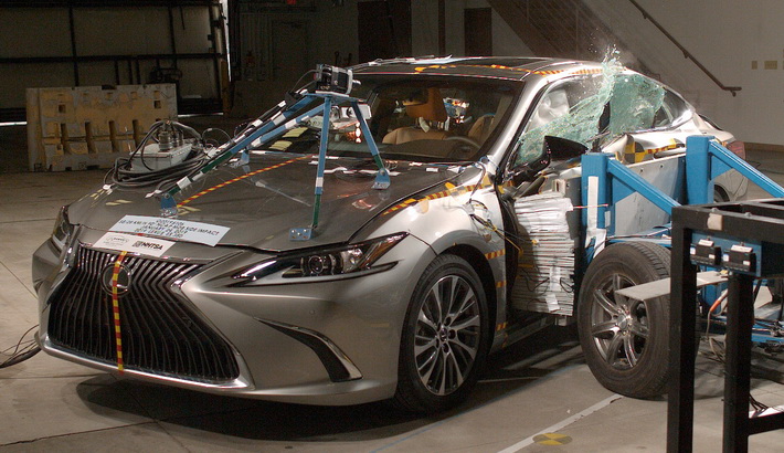 NHTSA Side impact test of the 2022 Lexus ES 250