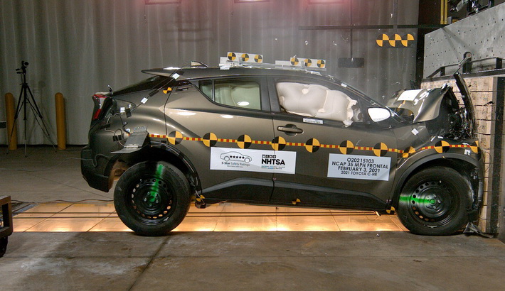 NHTSA crash test of the 2022 Toyota C-Hr