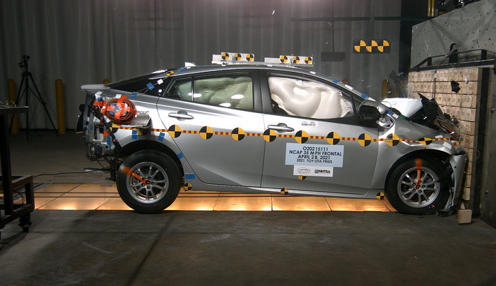 NHTSA crash test of the 2022 Toyota Prius