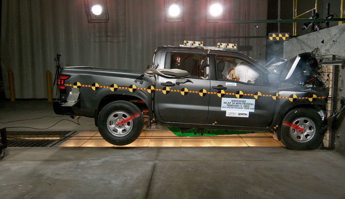 NHTSA crash test of the 2022 Nissan Frontier