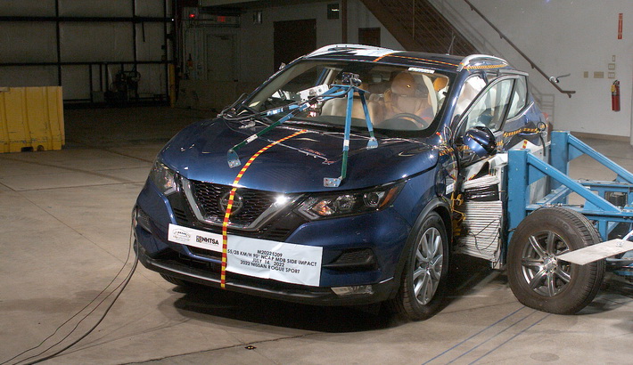 NHTSA Side impact test of the 2022 Nissan Rogue Sport