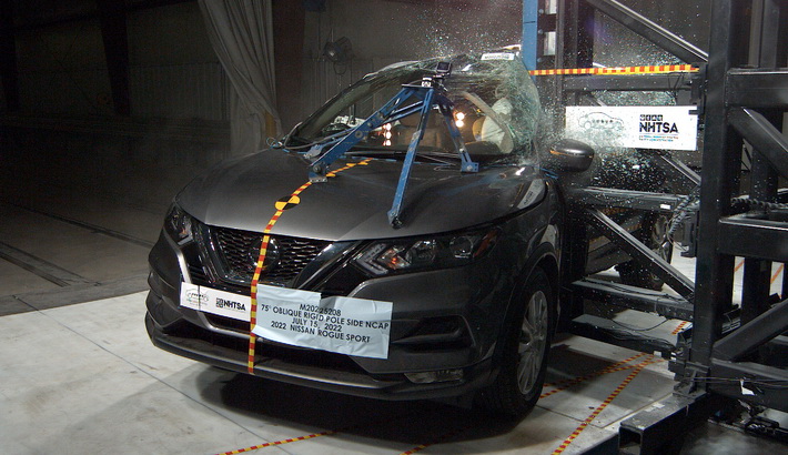 NHTSA Side pole test of the 2022 Nissan Rogue Sport