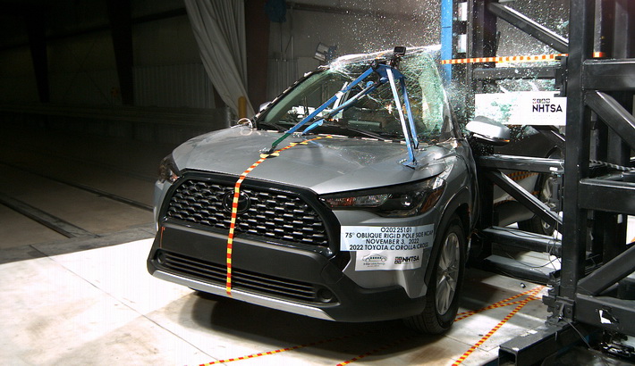 NHTSA Side pole test of the 2022 Toyota Corolla Cross