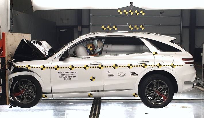 NHTSA crash test of the 2023 Genesis Gv70