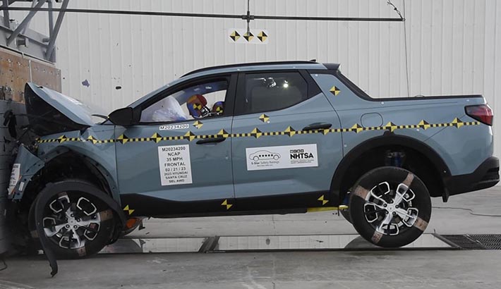 NHTSA crash test of the 2023 Hyundai Santa Cruz