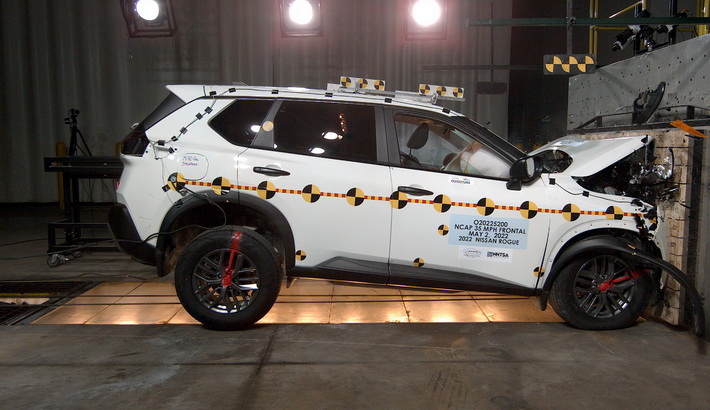 NHTSA crash test of the 2022 Nissan Rogue