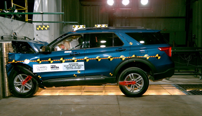 NHTSA crash test of the 2023 Ford Explorer