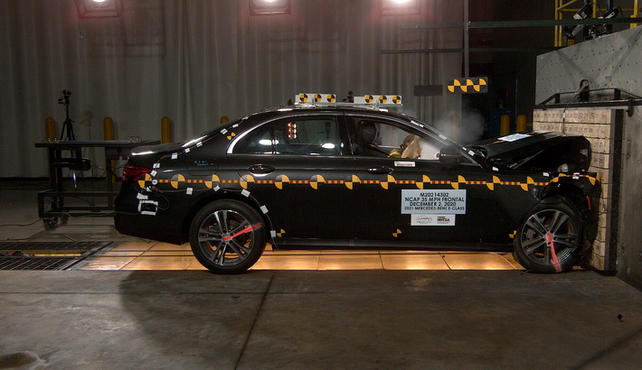 NHTSA crash test of the 2023 Mercedes-Benz E-Class