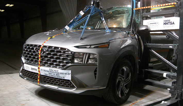 NHTSA Side pole test of the 2023 Hyundai Santa Fe