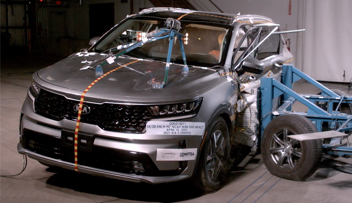NHTSA Side impact test of the 2023 Kia Sorento