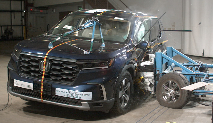 NHTSA Side impact test of the 2023 Honda Pilot