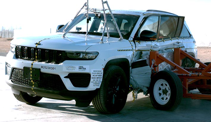 NHTSA Side impact test of the 2024 Jeep Grand Cherokee