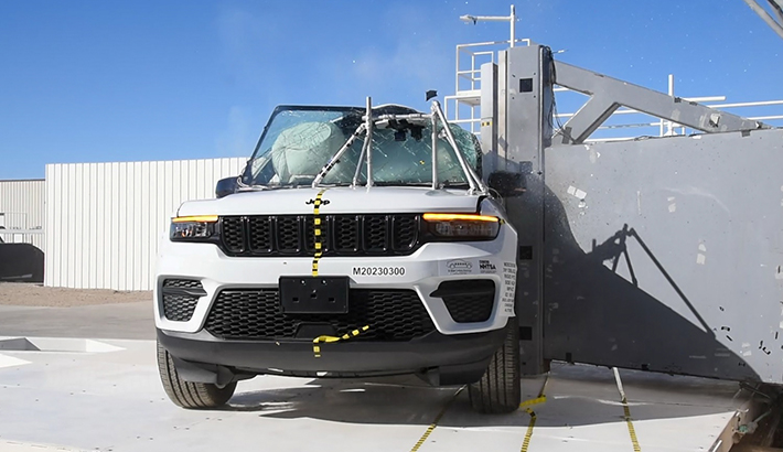 NHTSA Side pole test of the 2024 Jeep Grand Cherokee