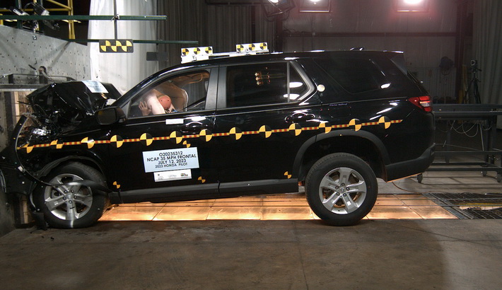NHTSA crash test of the 2024 Honda Pilot