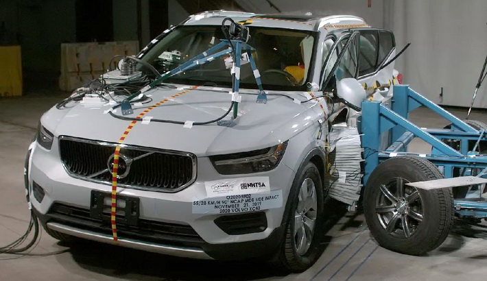 NHTSA Side impact test of the 2025 Volvo Xc40 B5