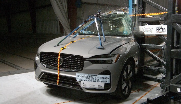 NHTSA Side pole test of the 2025 Volvo Xc60 T8 Plug-In