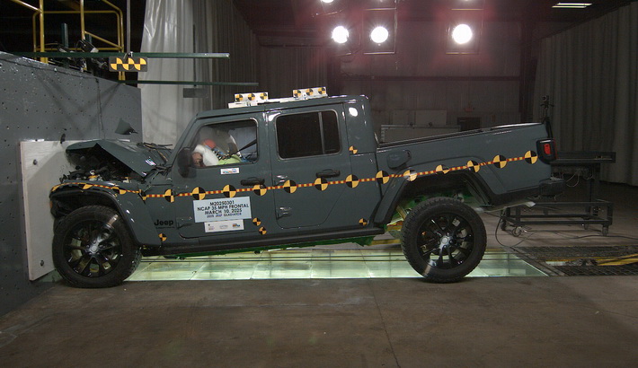 NHTSA crash test of the 2025 Jeep Gladiator