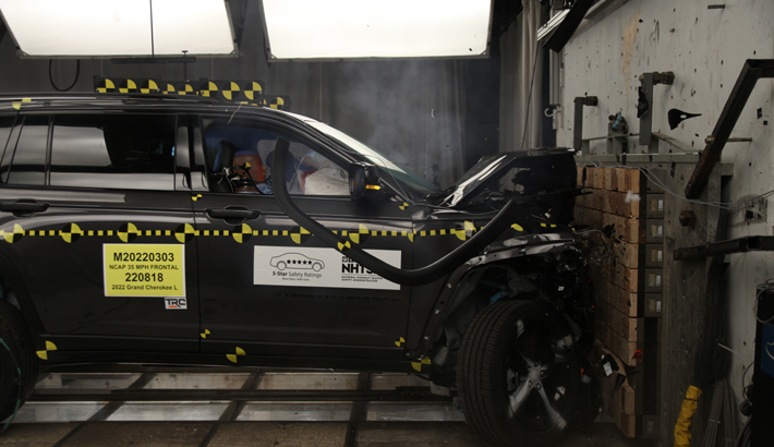 NHTSA crash test of the 2025 Jeep Grand Cherokee
