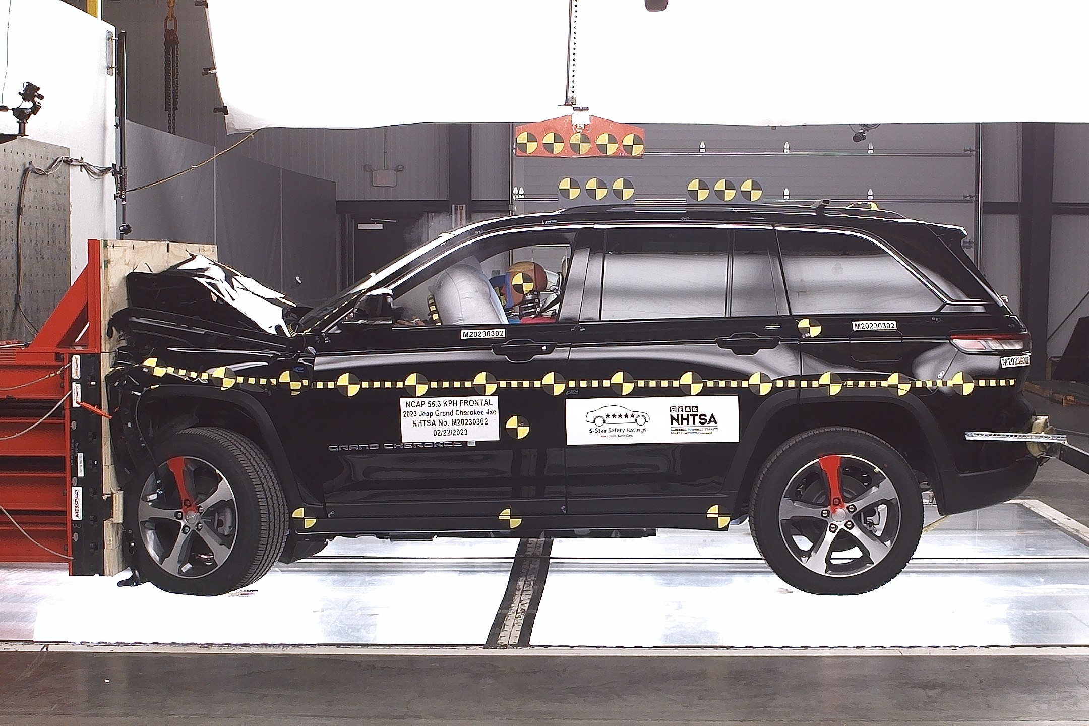 NHTSA crash test of the 2025 Jeep Grand Cherokee 4xe
